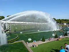 La fontaine, au centre des jardins.