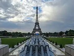 Les canons à eau du Trocadéro devant la tour Eiffel.