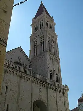 Façade de la cathédrale Saint-Laurent.