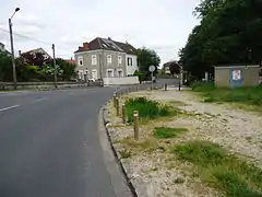 La route des Trois-Moulins, à proximité de l'arrêt Trois-Moulins. Le tramway se trouvait sur la droite