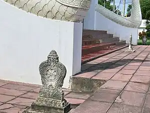 Trois des huit stèles Sima à l'entrée du Bôt du Wat Hua Khuang.