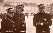 Photographie monochrome d'un groupe de trois hommes en tenue de général, portant le képi.