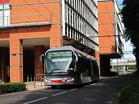 Un trolleybus articulé au sein de la Cité Internationale