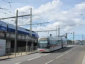 Un trolleybus de la ligne C2 sur le pont