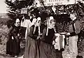 Saint-Thurien : procession (troménie) sous une châsse contenant des reliques de saint Thurien au début du XXe siècle.