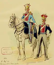 Un cavalier sur sa monture, vêtu d'un uniforme bleu clair et rouge, avec un soldat à pied à sa gauche, vêtu d'une tenue bleu foncé et rouge.