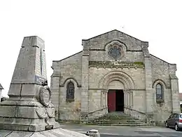 Église Saint-Maurice-et-Saint-Vincent - Façade occidentale et monument aux morts.