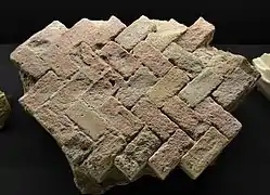 Pavé en briques appareillé du Ier siècle de notre ère provenant de l'ancienne Lucentum, ville ibérico-romaine (musée archéologique d'Alicante en Espagne).