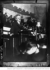 Photographie de Léon Trotski prononçant un discours