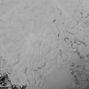 Plaine Spoutnik sur Pluton, région glacée vierge de cratères et donc de formation récente (moins de 100 millions d'années) (sonde New Horizons, 2015).