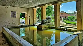 Le bassin du lavoir et la fontaine au lion.