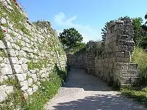 Reste des remparts de Troie VII (à gauche), identifiée comme la Troie homérique, vers 1200 av. J.-C.