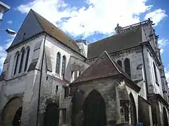 église au croisement de Gaulle et de la rue.