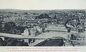 Le bâtiment avec la halle,