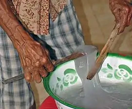 Des fourchettes en bois (gata-gata) sont utilisées pour cuisiner la papeda. Île de Céram, 2009.