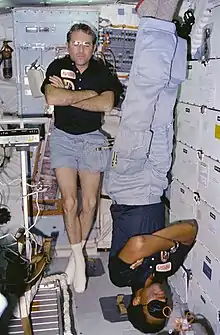 Richard H. Truly et Guion Bluford dormant à bord de la navette spatiale Challenger.
