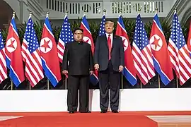 Kim Jong-un et Donald Trump côte à côte sur le tapis rouge.
