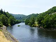 La Truyère en aval du barrage.