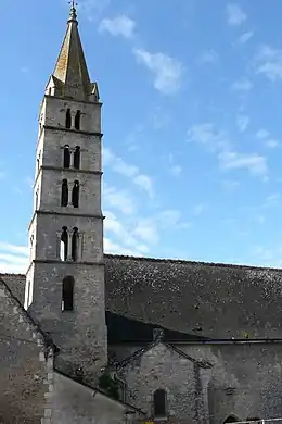 Photographie en couleurs d'une église et de son clocher.
