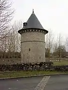 Photographie en couleurs d'une tourelle cylindrique isolée dans un parc.