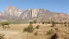 Photographie en couleur montrant une montagne vue depuis un désert