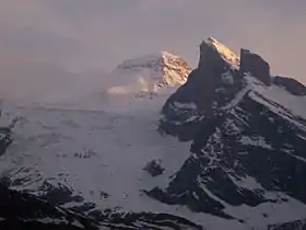 Vue du Tschingelhorn (au centre, en arrière-plan) et du Wetterhorn (à droite).