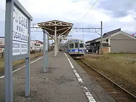 Photo couleur d'un train arrivant dans une gare