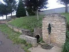 Tucquegnieux village : devant le vieux cimetière.