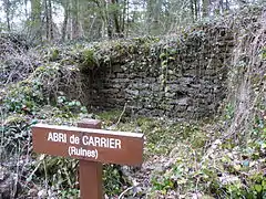 Ruines d'un abri de carrier.