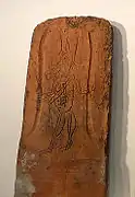 Tuile gravée d'une figure de militaire coiffé d'un shako et portant un sabre