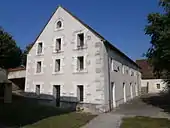  vue du pignon d'un bâtiment à trois étages de fenêtres