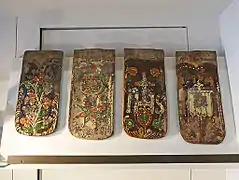 Tuiles à décor vernissé, fabriquées entre 1799 et 1803, avec des motifs symboliques ou religieux