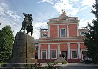 L'ancienne église catholique dominicaine, devenue cathédrale orthodoxe de la Nativité-du-Christ et statue d'Alexandre Souvorov