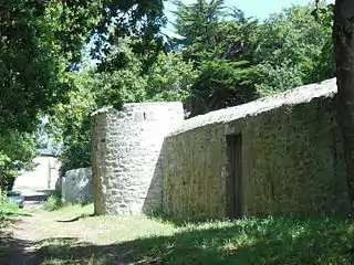 Mur d'enceinte en remontant vers la chapelle Sainte-Catherine, visible en arrière-plan.