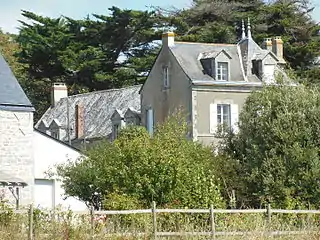 Aperçu du château de Tuloc et de la propriété voisine du manoir de Kerpondarmes sur la gauche en premier plan.