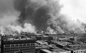 Bâtiment en feu lors du Massacre de Tulsa.