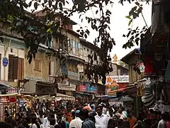 Rue commerçante dans le Vieux Pune.