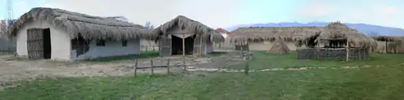 Reconstitution du village néolithique de Toumba Madjari