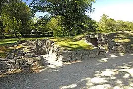 Dolmen B2 à gauche et dolmen B1 à droite.