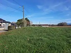 Photographie en couleurs, représentant un tumulus, à Avezac.