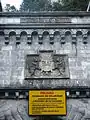 Détail du fronton d'entrée, coté espagnol en 2011. On aperçoit encore sur le bas relief au-dessus du tunnel, l'emblème de l'Espagne franquiste, enlevé en 2019.