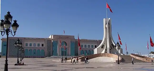 Place de la Kasbah avec le monument national et l'hôtel de ville