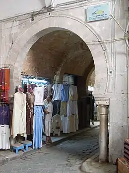 Porte et colonnade du souk des Étoffes