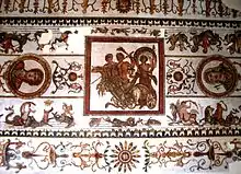 Mosaïque d'Acholla montrant dans un médaillon Dionysos sur un char et dans deux médaillons circulaires deux représentations des saisons.