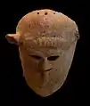 Masque de démon, terre cuite, 0,20 m (IIe siècle av. J.-C.).