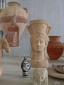 Sélection de divers objets dont des céramiques issues des fouilles des nécropoles de Carthage