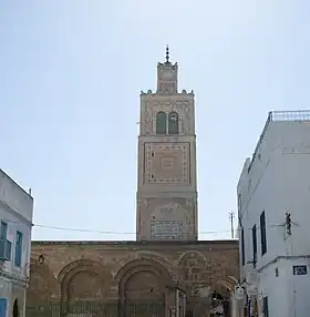 Mosquée El Ksar datant du XIIe siècle (à l'exception de son minaret élevé au XVIIe siècle).