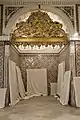 Décoration, sculptée et dorée, remplissant l'arc en plein cintre de l'alcôve d'une chambre du palais.
