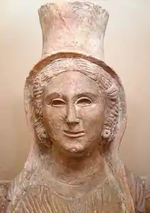 Vue de la tête d'une statue féminine coiffée d'une couronne