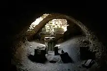 Stèles situées sous des voûtes romaines.
